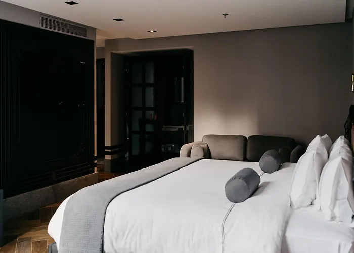 The Wild Oscar Hotel
